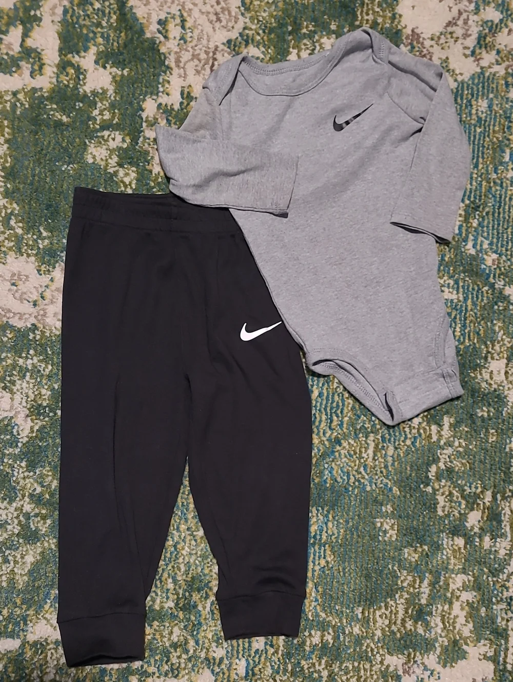 Nike 2-Piece Boy Toddler 24 Months Gray Sport Bodysuit Onesie Pants Long Sleeve